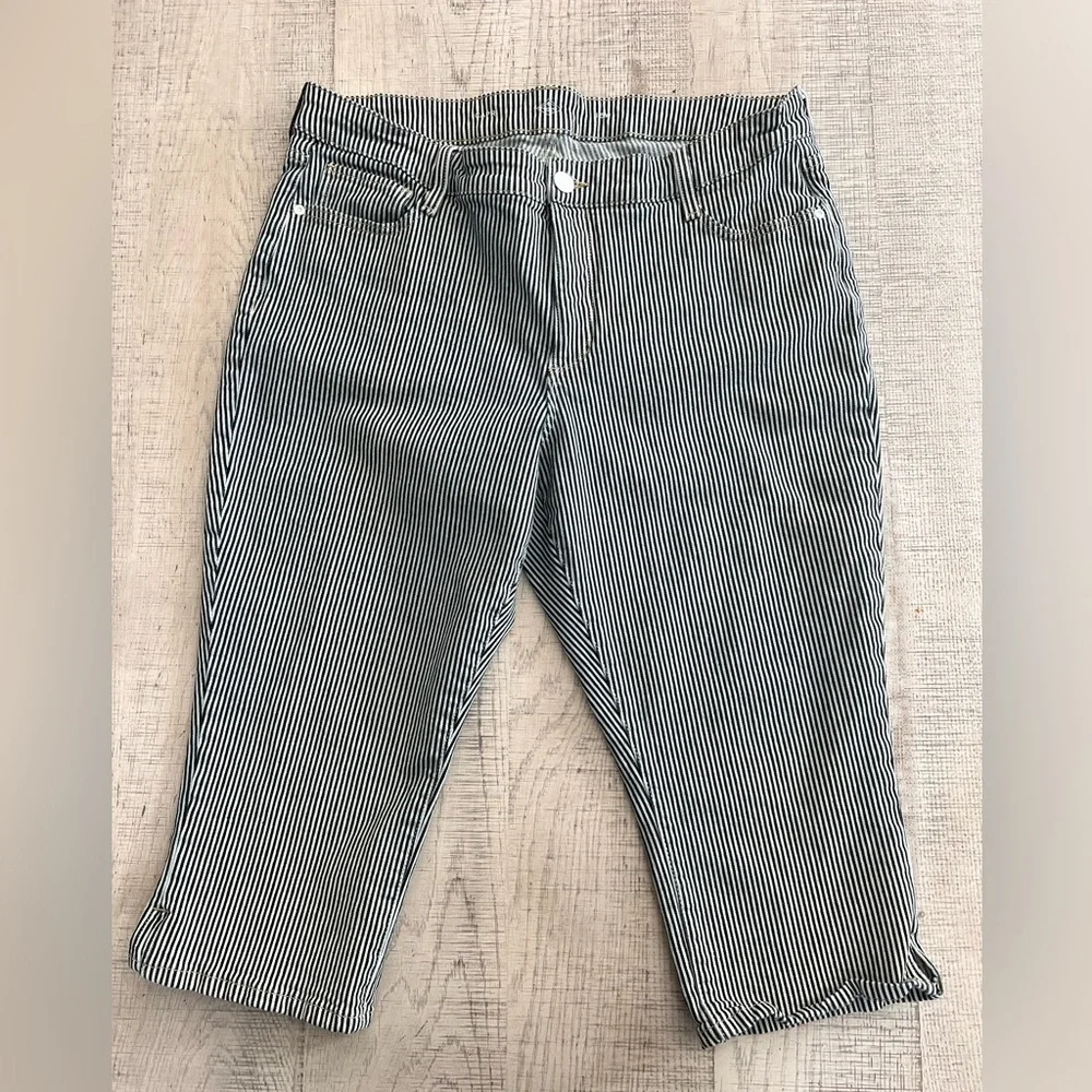 St. John’s Bay Black and White Striped Capri Pants Size 16W - Picture 4 of 7